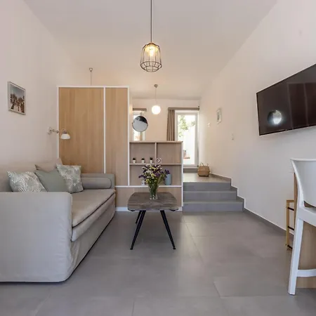 Apartment Olia Garden In Naxos Town